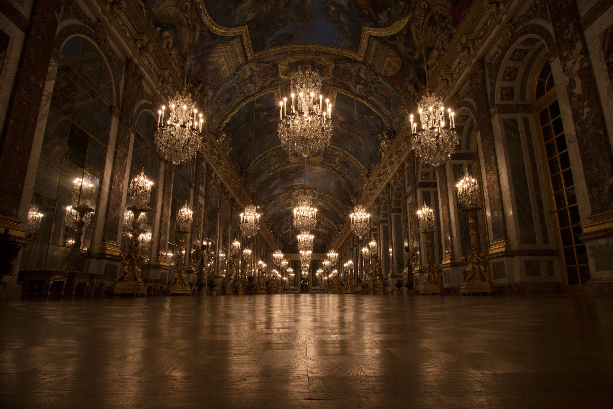 Ночной версаль. Букингемский дворец бальный зал. Версальский дворец бальный зал. Букингемский дворец бальный зал бал. Тронный зал Версальского дворца.