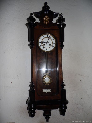 Старинные настенные часы в интерьере