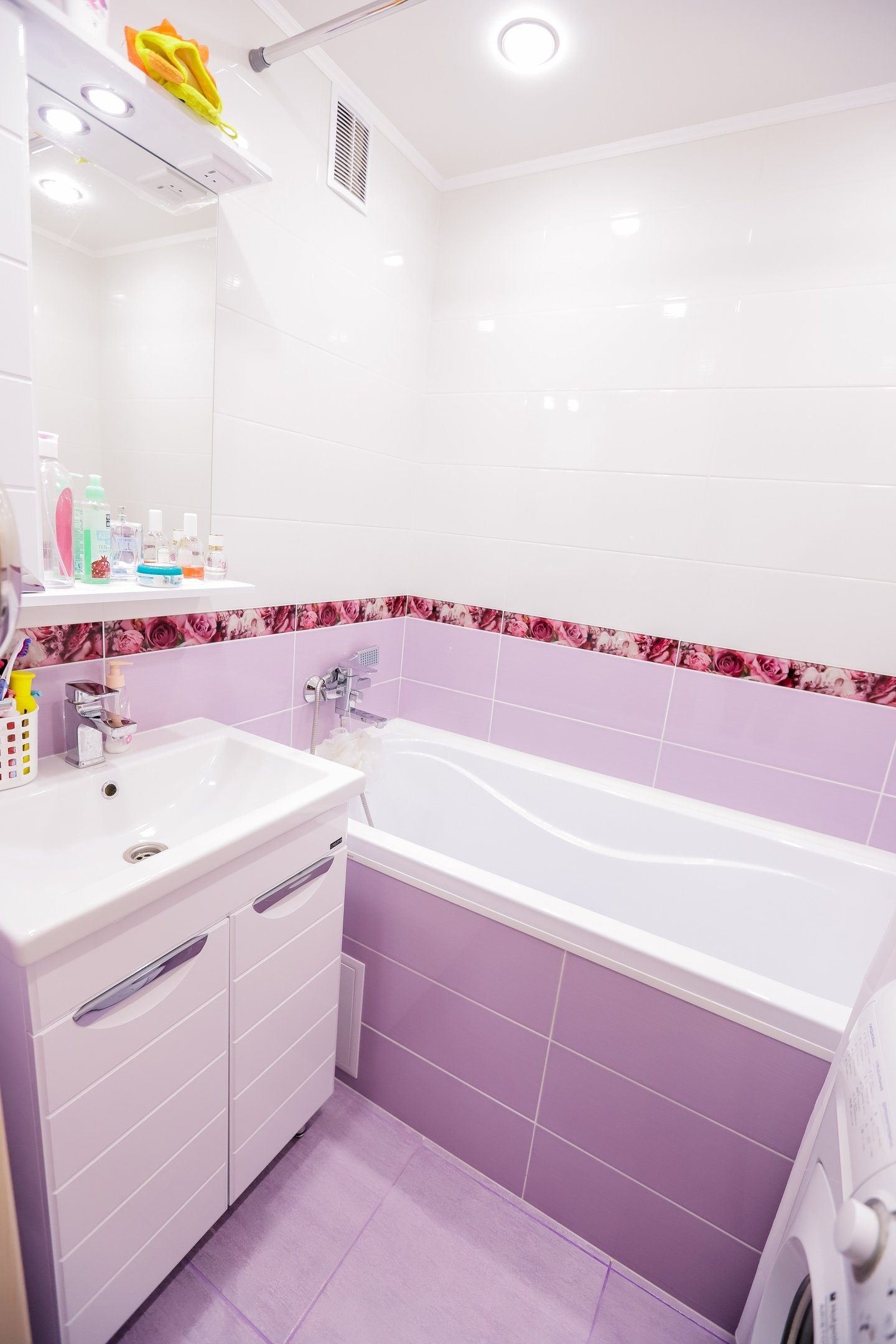 Практичный дизайн ванных комнат в панельных домах (60 фото)