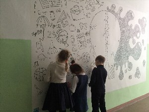 Рисунки на стенах в начальной школе