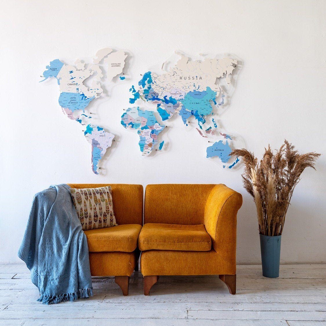 Карта мира на стене в интерьере