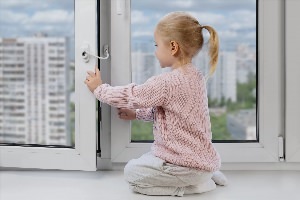 Ребенок дома закрой окно
