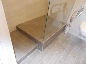 Маленькие ванные комнаты со сливом в полу