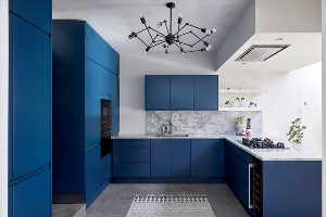 Голубая матовая кухня