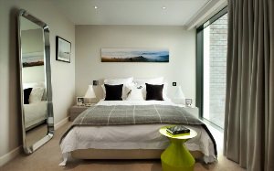 Кровать напротив окна в спальне дизайн