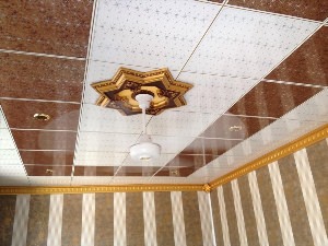 Потолок из панелей ПВХ на кухне