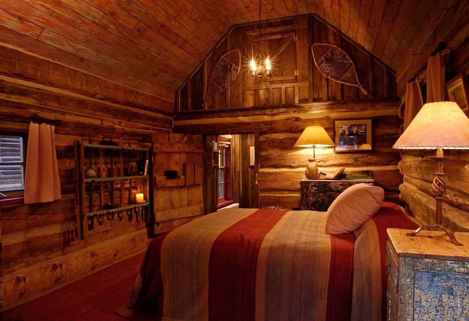 Обставленная рядом красивых изб. Кэбин дом. Отель «Dunton hot Springs» (США, Колорадо) спа. Уютный деревянный домик. Интерьер спальни в деревенском доме.