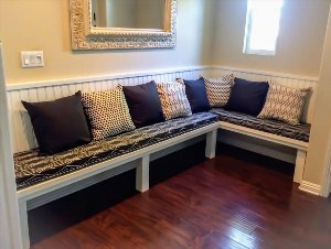 Деревянный диван с подушками на кухню