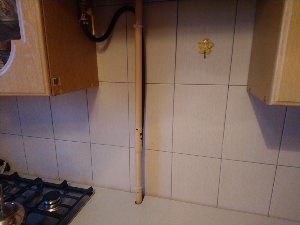 Газовая труба в интерьере кухни