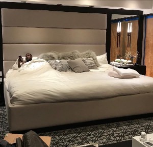 Огромная кровать