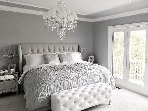 Спальня в бело серых тонах