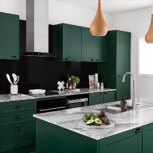 Темно зеленая матовая кухня