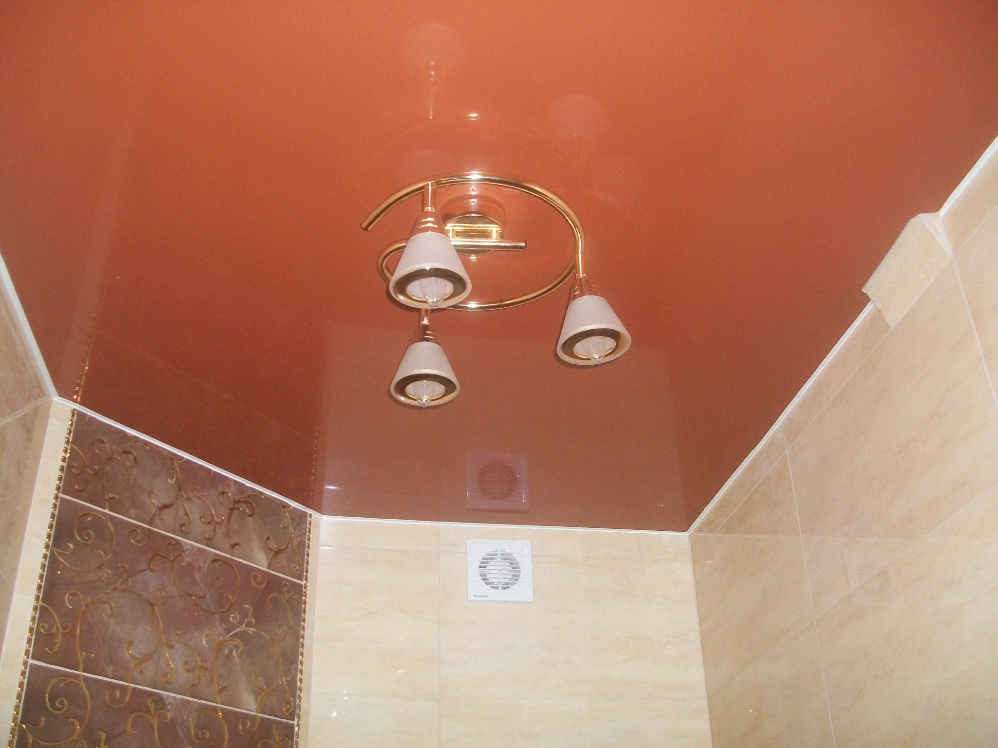 Натяжной потолок в туалете. Подвесной потолок в туалете. Потолки навесные в туалетах. Навесной потолок в туалете. Фото потолка в туалете