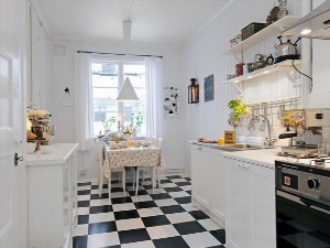 Шахматный пол в интерьере кухни