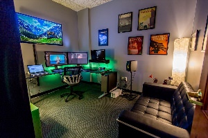 Игровая комната с компьютером