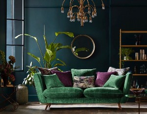 Изумрудный зеленый диван в интерьере