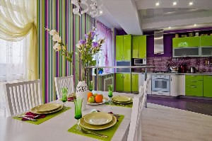 Белая кухня с зелеными шторами