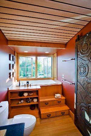 Деревянный реечный потолок в ванной комнате