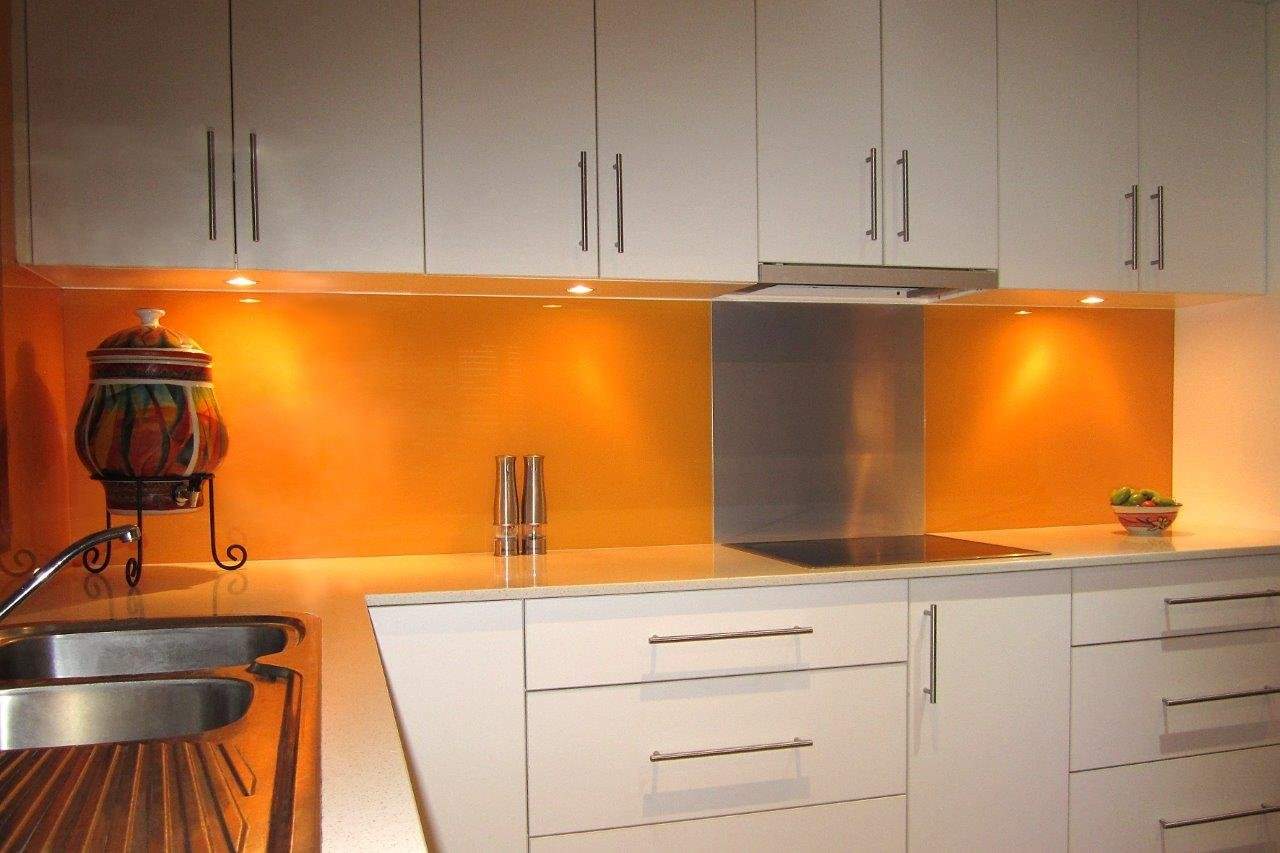 Белая кухня с оранжевым фартуком