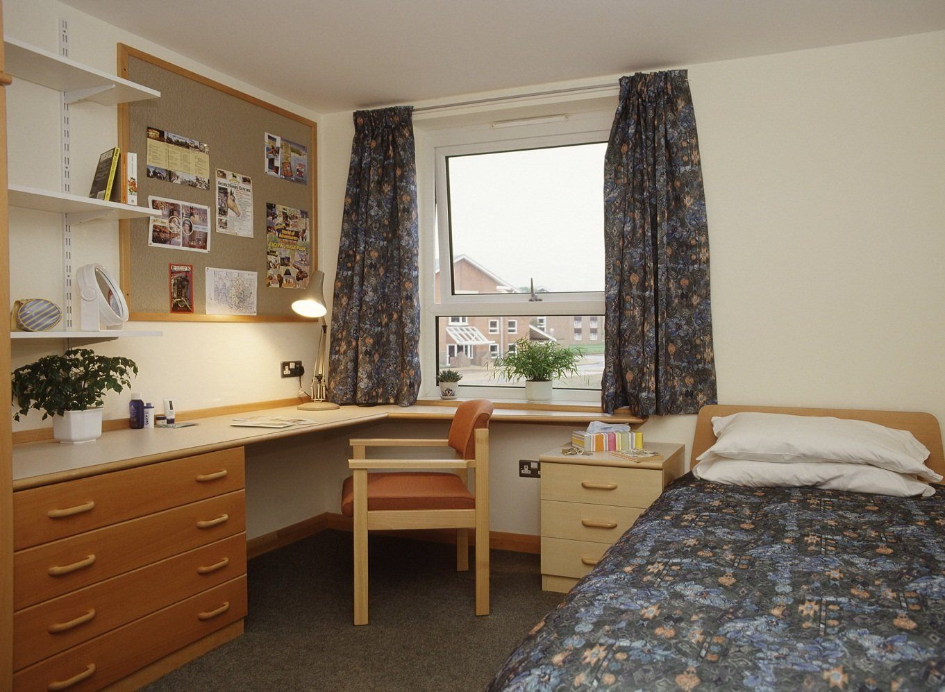 Общежитие комната калининград. Комната в общежитии. Комната студента интерьер. Комната в студенческом общежитии. Уютная комната в общежитии.