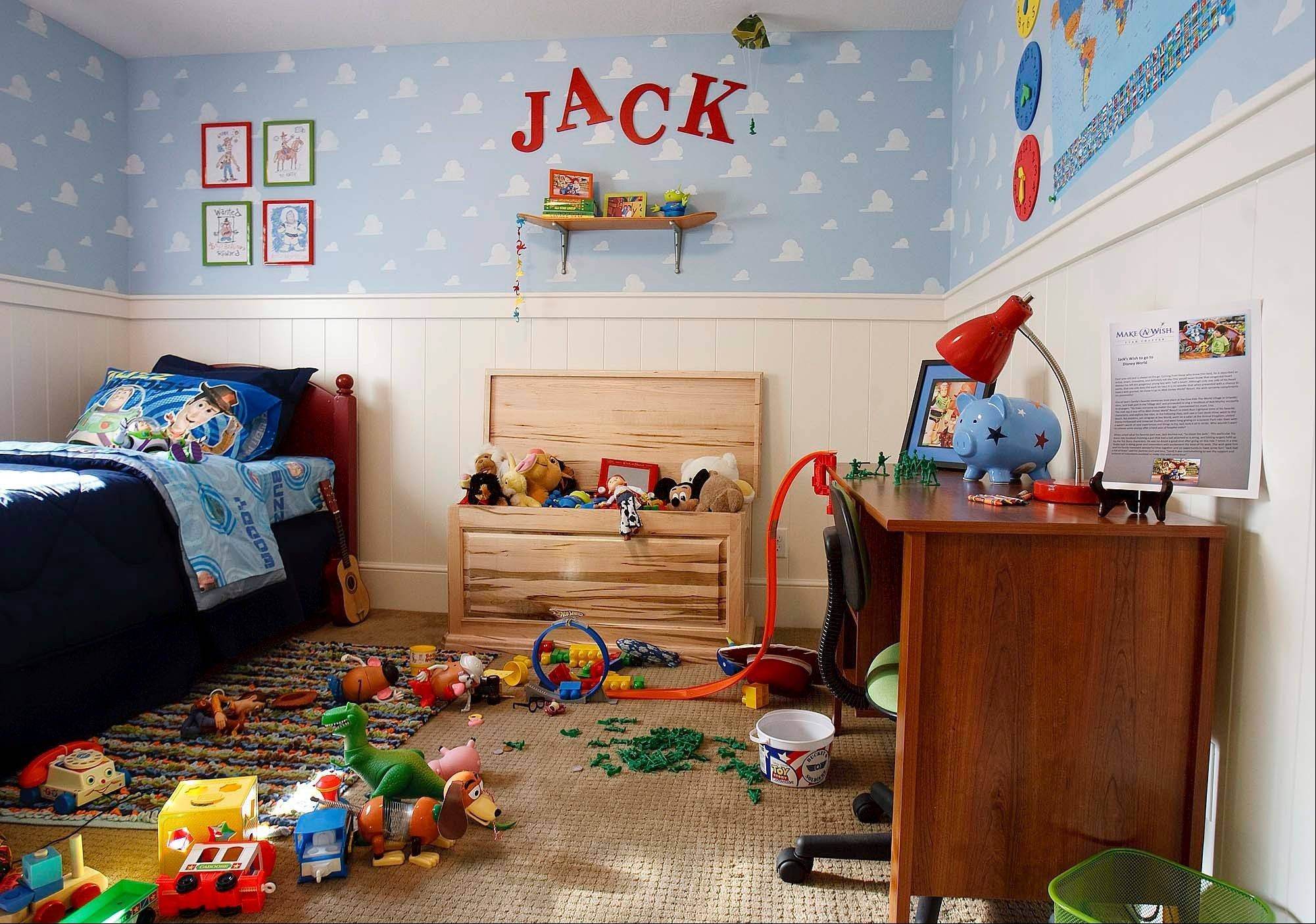 Bedroom toys. Комната с игрушками. Детская комната с игрушками. Интерьер детской комнаты с игрушками. Ребенок в комнате с игрушками.