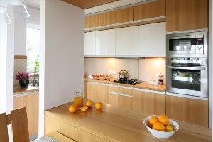 Кухня с горизонтальными навесными шкафами