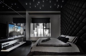 Дизайн спальни с черным потолком