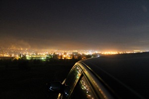 Вид из окна автомобиля вечером