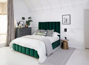 Изумрудный зеленая кровать в интерьере