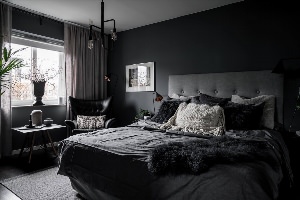 Дизайн комнаты с черными обоями