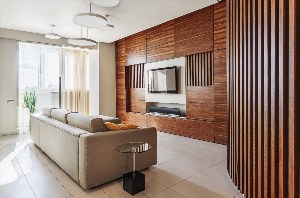 Деревянные панели в интерьере гостинной