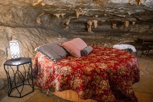 Комната в стиле пещеры