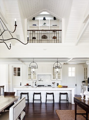 Кухня в доме с высокими потолками