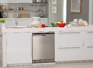 Отдельностоящая посудомоечная машина на кухне