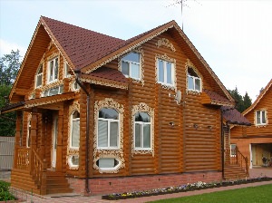 Дом с коричневыми наличниками