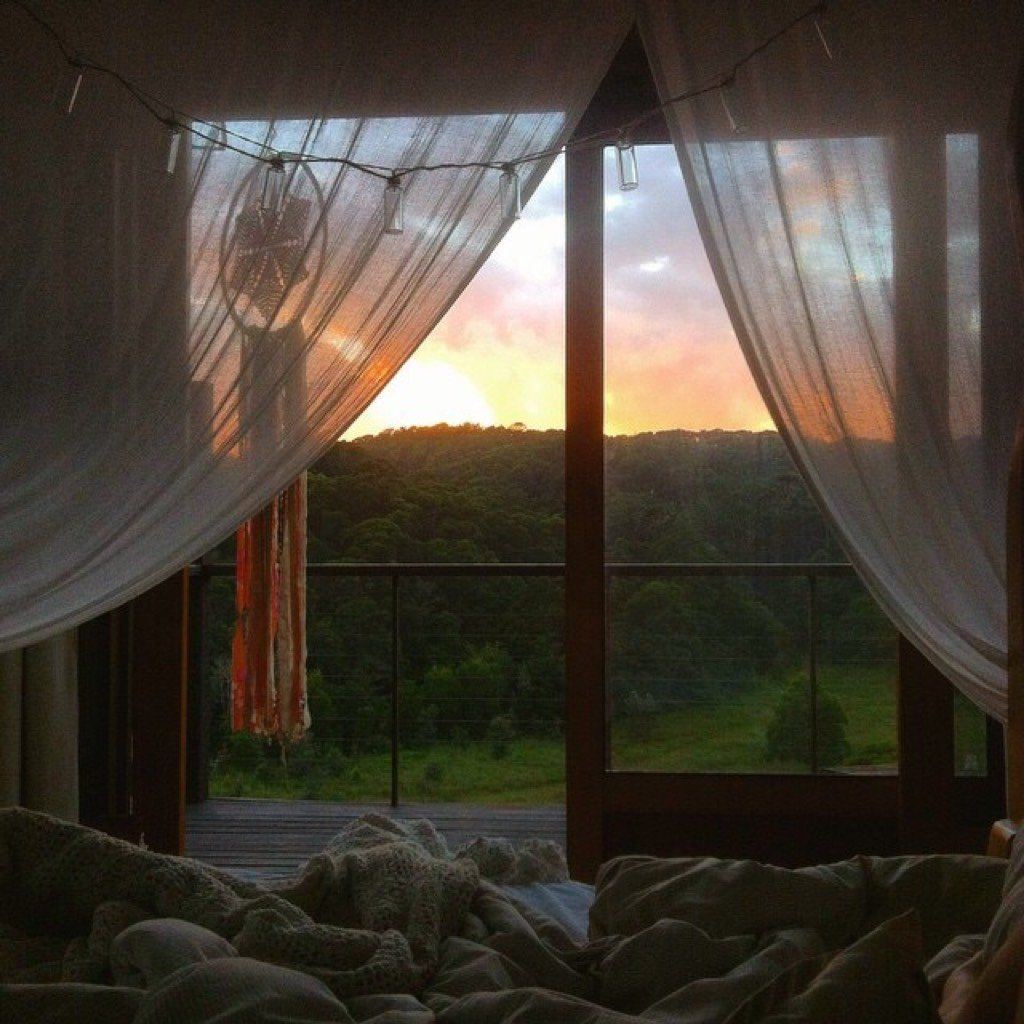 Утро видишь из окна. Окно с красивым видом. Вид из окна. Красивый вид из окна на природу. Окно вечер.