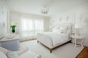 Спальни с белой мебелью