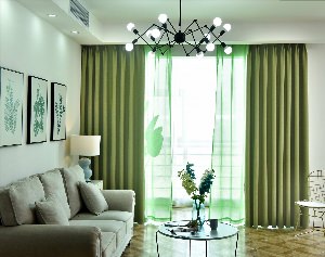 Дизайн гостиной с зелеными шторами