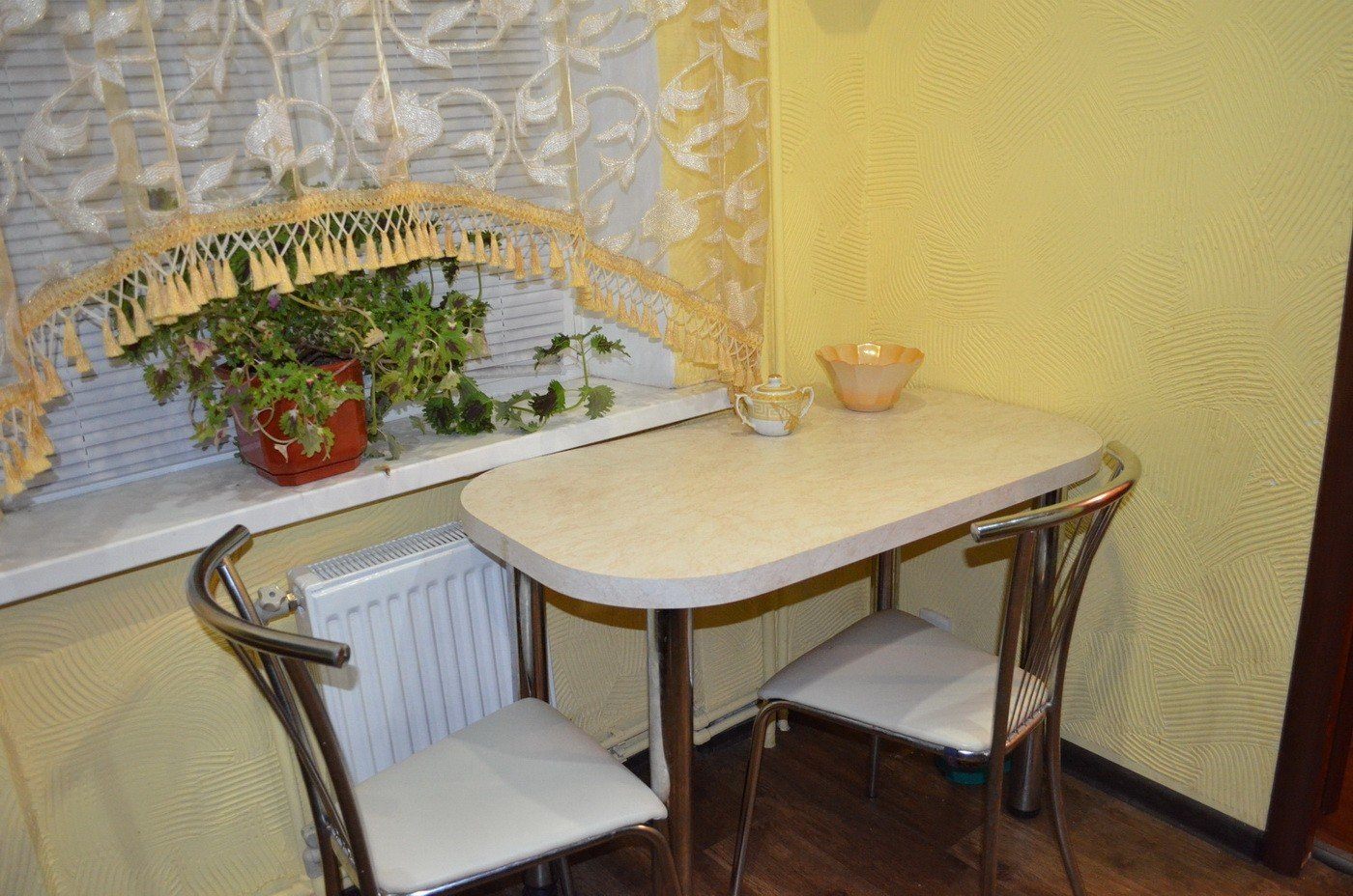 Круглые кухонные маленькие столы