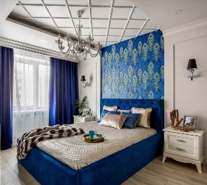 Синяя кровать в спальне