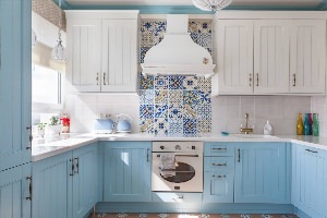 Голубая плитка на фартук кухни