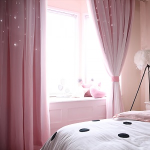 Нежно розовые шторы в спальню
