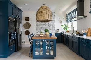 Синяя кухня в стиле лофт
