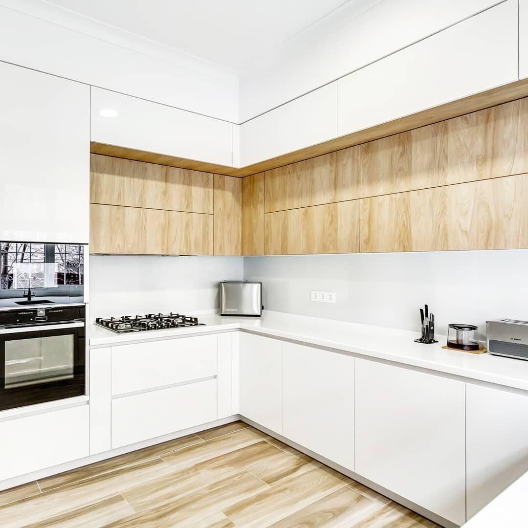 Белая кухня без ручек с деревянной столешницей