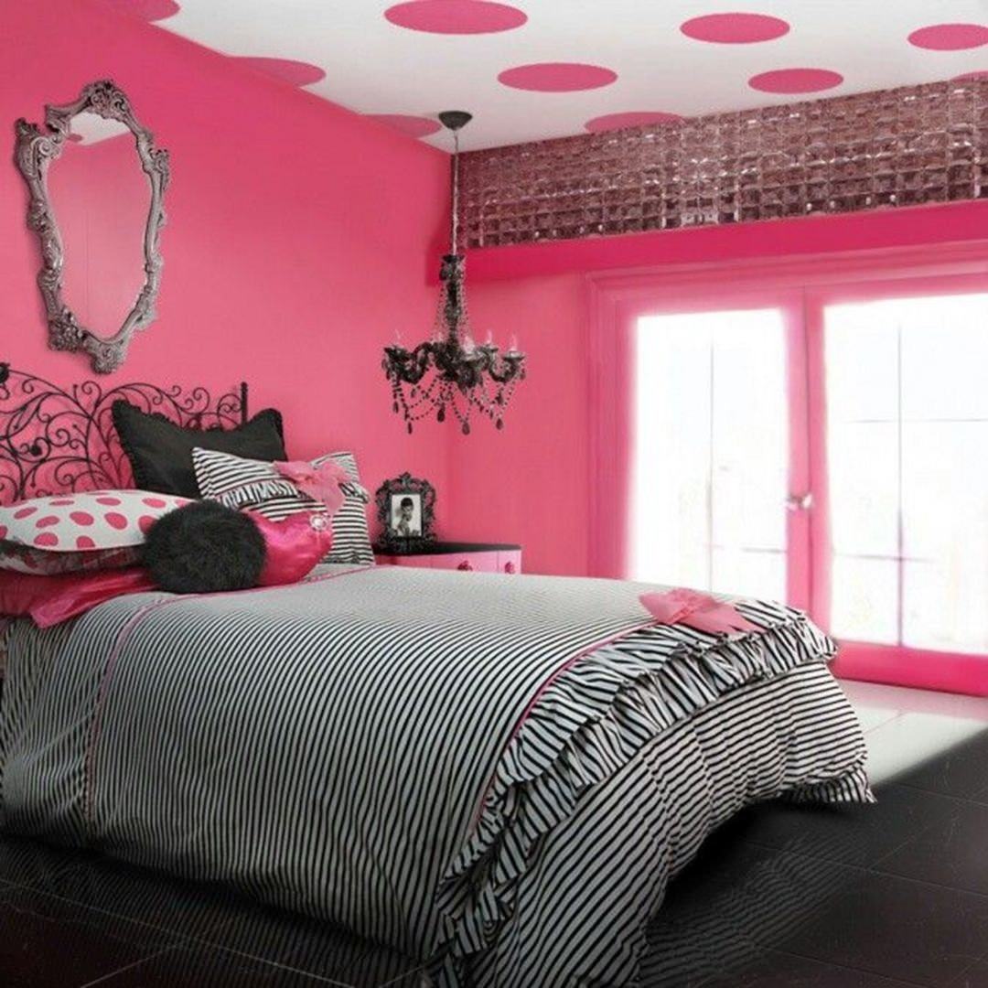 Комната с розовым потолком