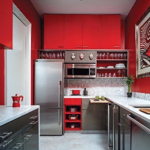 Интерьер кухни с красным гарнитуром