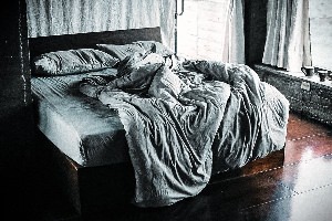 Мятая кровать