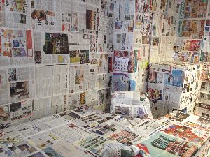 Комната с газетными обоями