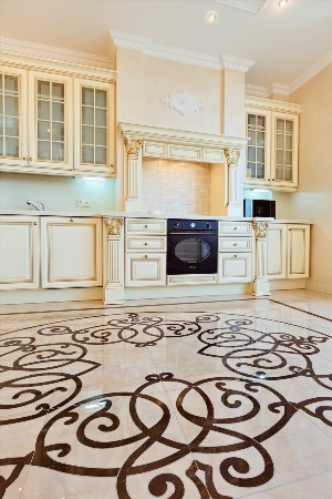 Красивый пол на кухне из плитки