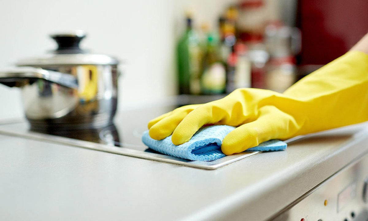 Чем лучше отмыть кухню. Уборка кухни клининг. Чистая кухня. Мытье кухонного гарнитура. Kitchen Cleaning.